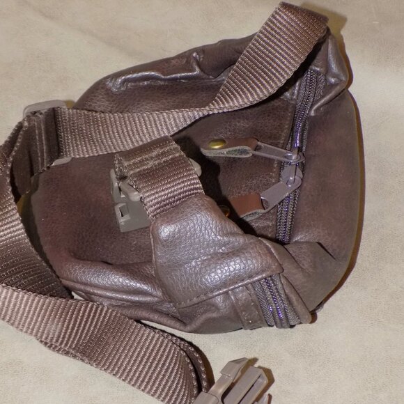 Vintage Walt Disney World Winnie The Pooh Piglet Tigger Faux Leather Fanny Pack - Picture 6 of 12